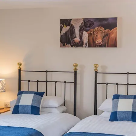 Inglewood, Characterful With Wood Burning Stove In Rural Setting