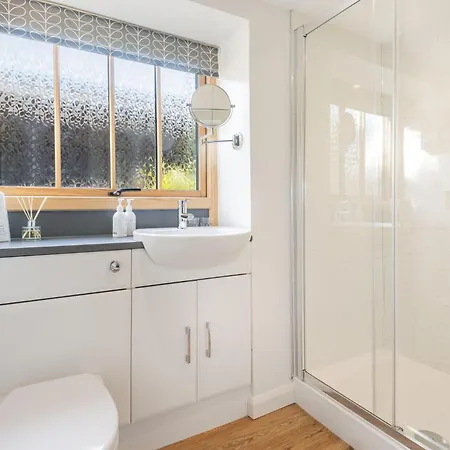 Inglewood, Characterful With Wood Burning Stove In Rural Setting